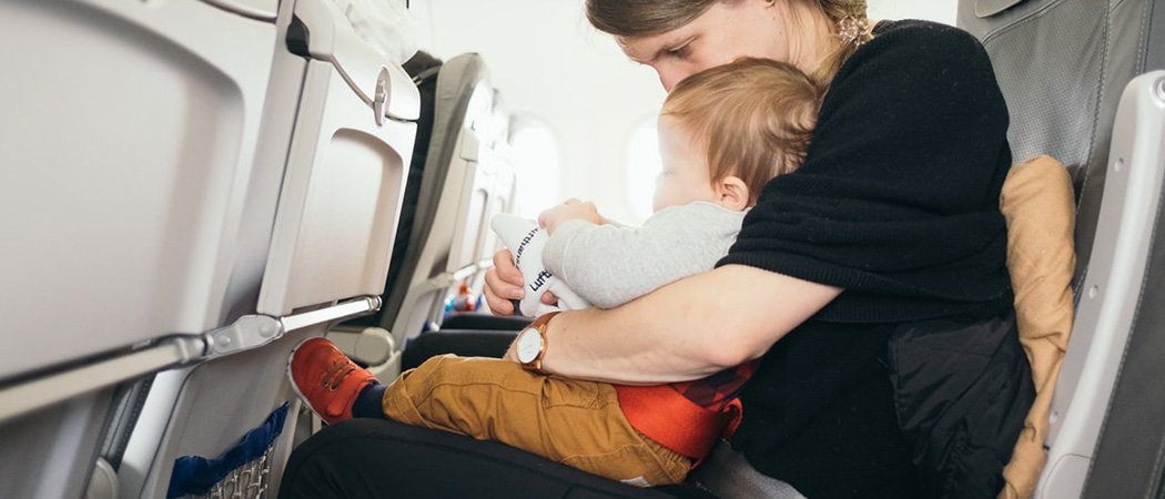 Overeenkomend Onze onderneming Kauwgom 8 Tips voor de eerste keer vliegtuig met je baby of peuter